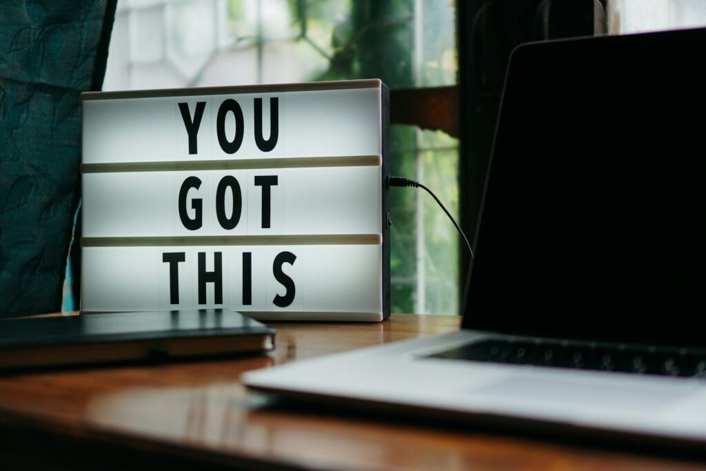 A sign on a desk with the words “You got this” to motivate the process of setting smart goals